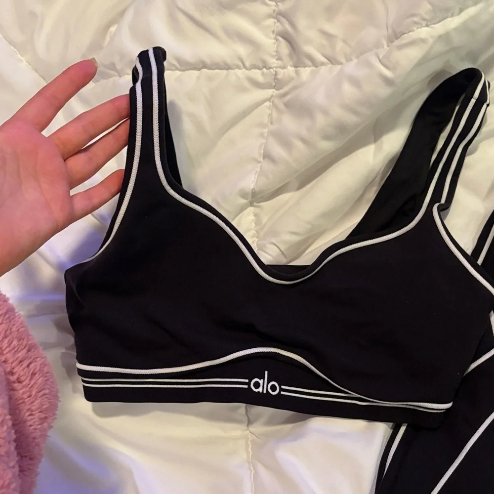 ALO Yoga Black Sports Bra and Leggings Set - Picture 2 of 5